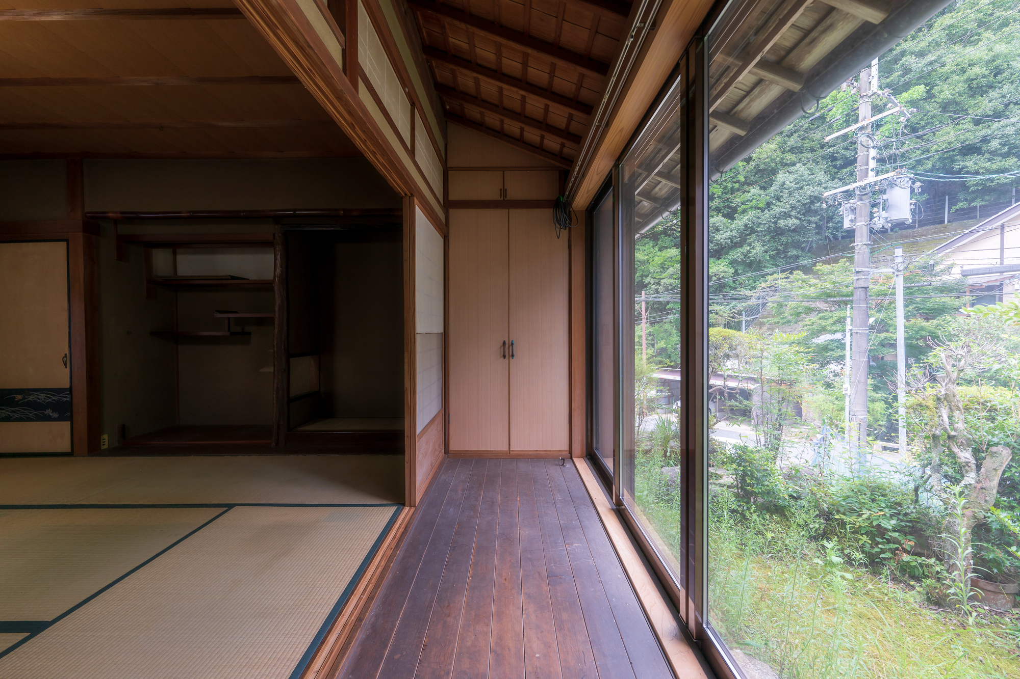 施設入居に伴う住まいの相談をするスタッフ