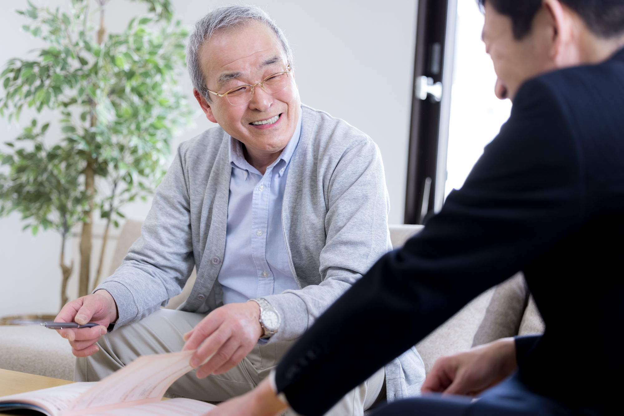 相続について相談するスタッフとご家族
